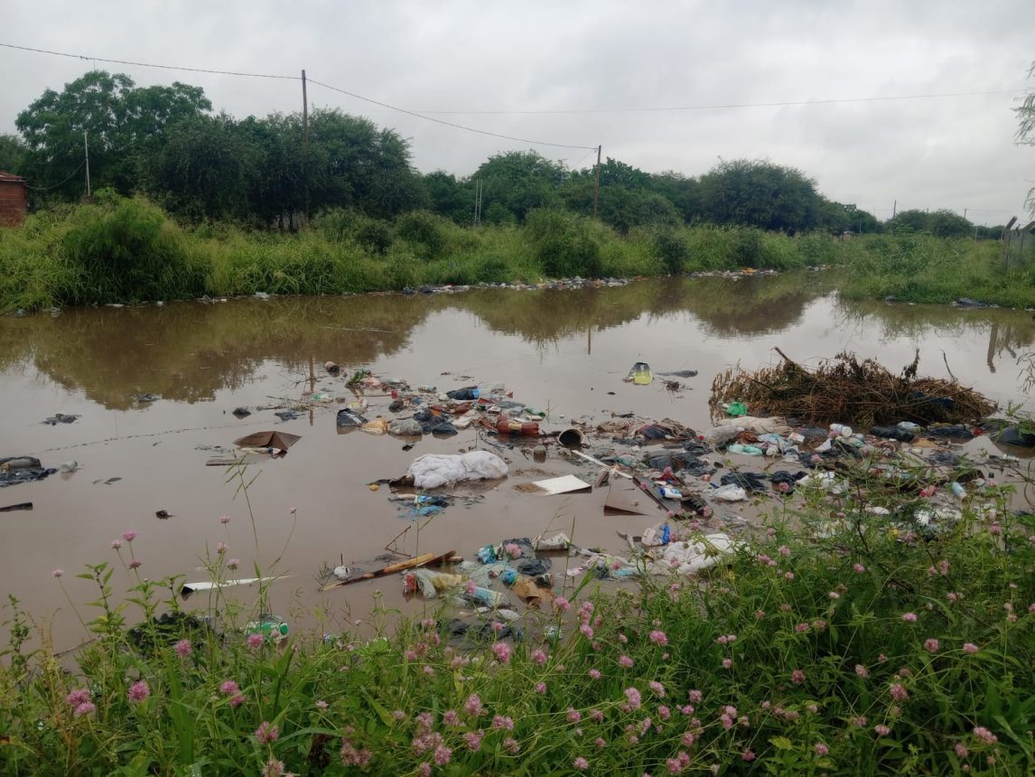 Calles inundadas y reclamos vecinales en barrios de La Banda