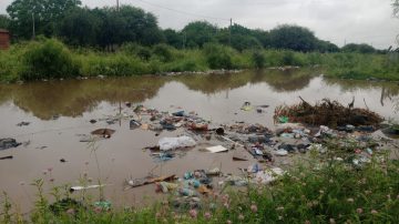 Calles inundadas y reclamos vecinales en barrios de La Banda