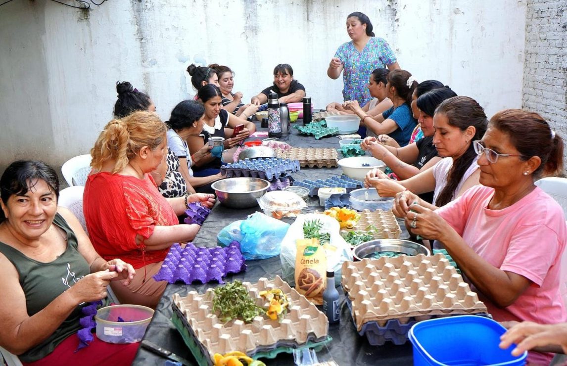 El taller de sahumerios artesanales y repelentes caseros tuvo un exitoso segundo encuentro