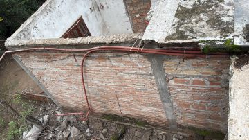 Vinará: se derrumbó el techo de una vivienda y hay peligro de colapso total