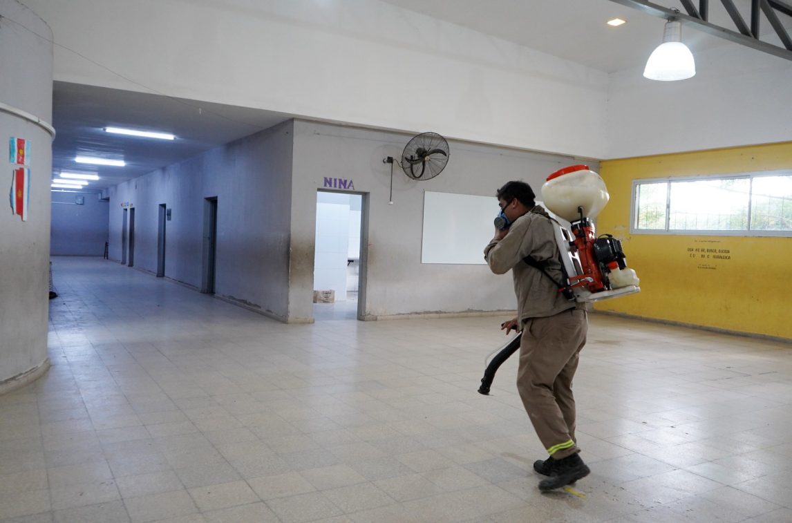 Operativo de fumigación en escuela municipal bandeña ante el inicio del Ciclo Lectivo 2026