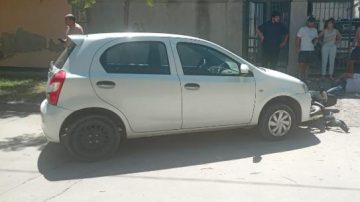 Chocó con los delincuentes que minutos antes lo corrieron de un drugstore en el que estaban robando