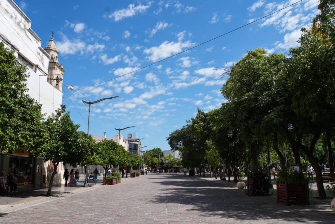 Santiago es un horno: la sensación térmica superó los 44,7° y rige el alerta por tormentas