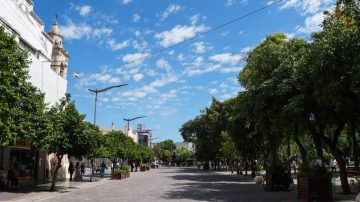 Santiago es un horno: la sensación térmica superó los 44,7° y rige el alerta por tormentas