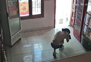 Con el torso desnudo y a plena luz del día, entró a un negocio y se robó una computadora