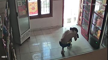 Con el torso desnudo y a plena luz del día, entró a un negocio y se robó una computadora