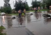 Las Termas: un poste cayó en la calle y provocó la caída de una pareja que circulaba en moto
