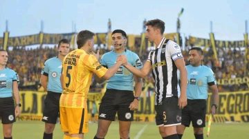 Mitre completa el partido con Estudiantes de Caseros en el 8 de Abril