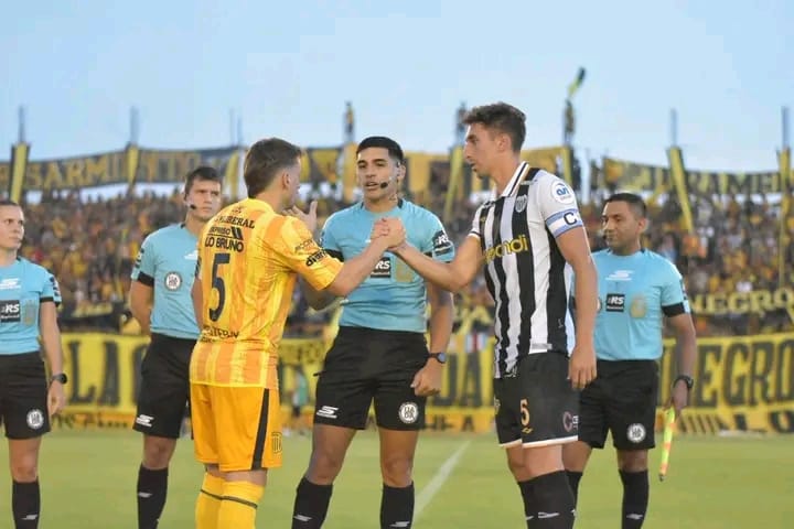 Mitre completa el partido con Estudiantes de Caseros en el 8 de Abril