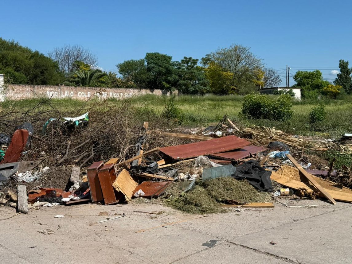 FOTOS. Reclamo vecinal por acumulación de basura frente a un jardín municipal