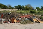 FOTOS. Reclamo vecinal por acumulación de basura frente a un jardín municipal