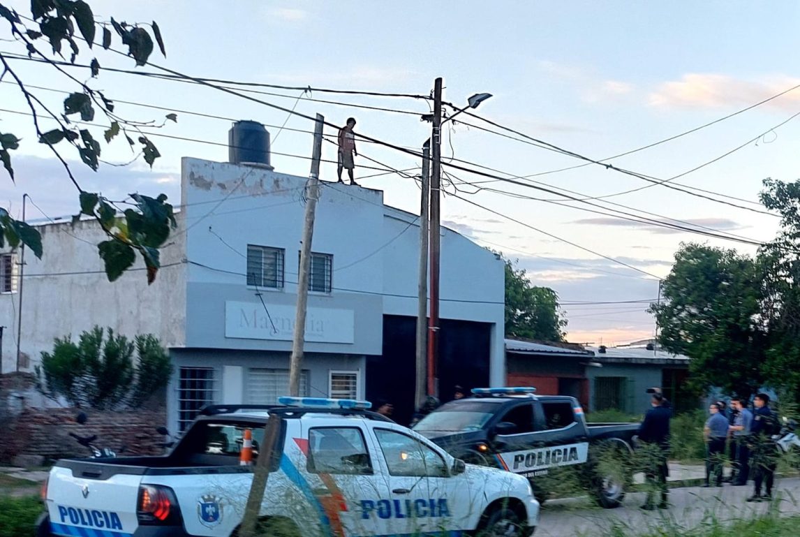 Tensión en el barrio 8 de Abril: un hombre amenazó con arrojarse del techo de una casa