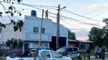 Tensión en el barrio 8 de Abril: un hombre amenazó con arrojarse del techo de una casa