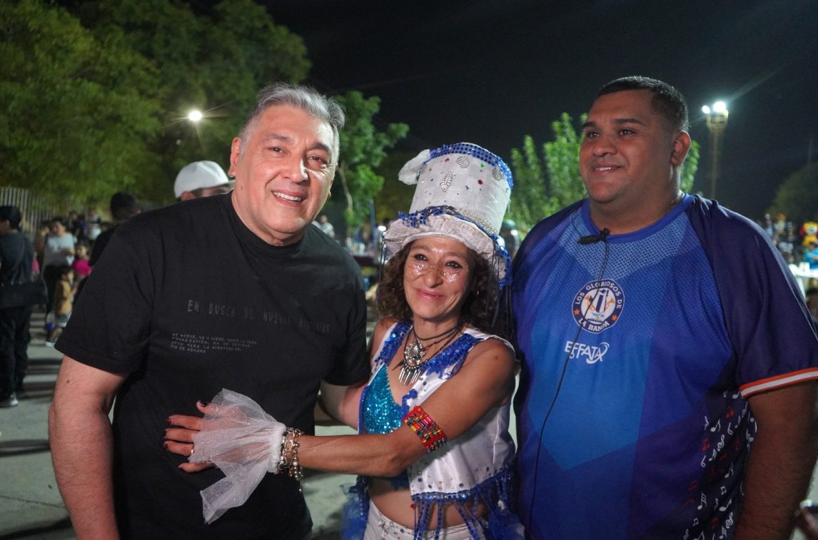 El Corso de la Ciudad llenó de color y alegría la noche bandeña