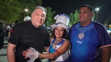 El Corso de la Ciudad llenó de color y alegría la noche bandeña