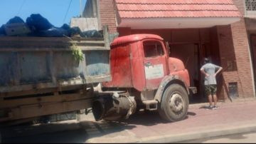 “Gracias a Dios no mató a nadie”: un camión recolector se estrelló contra una casa en La Banda
