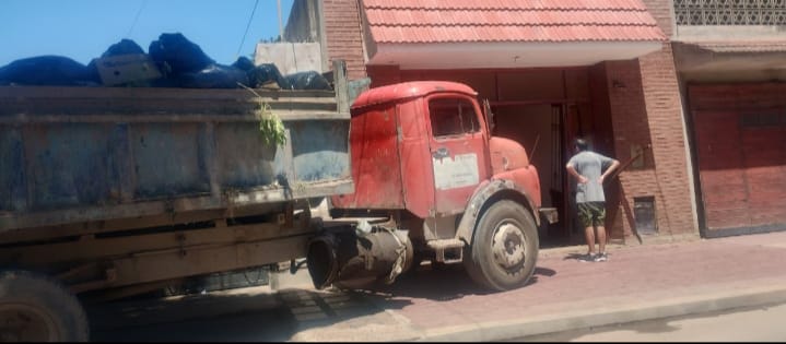 “Gracias a Dios no mató a nadie”: un camión recolector se estrelló contra una casa en La Banda