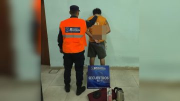 Allanan una vivienda y capturan a un ladrón que robó un telón desde la capilla “Sagrado Corazón de Jesús”