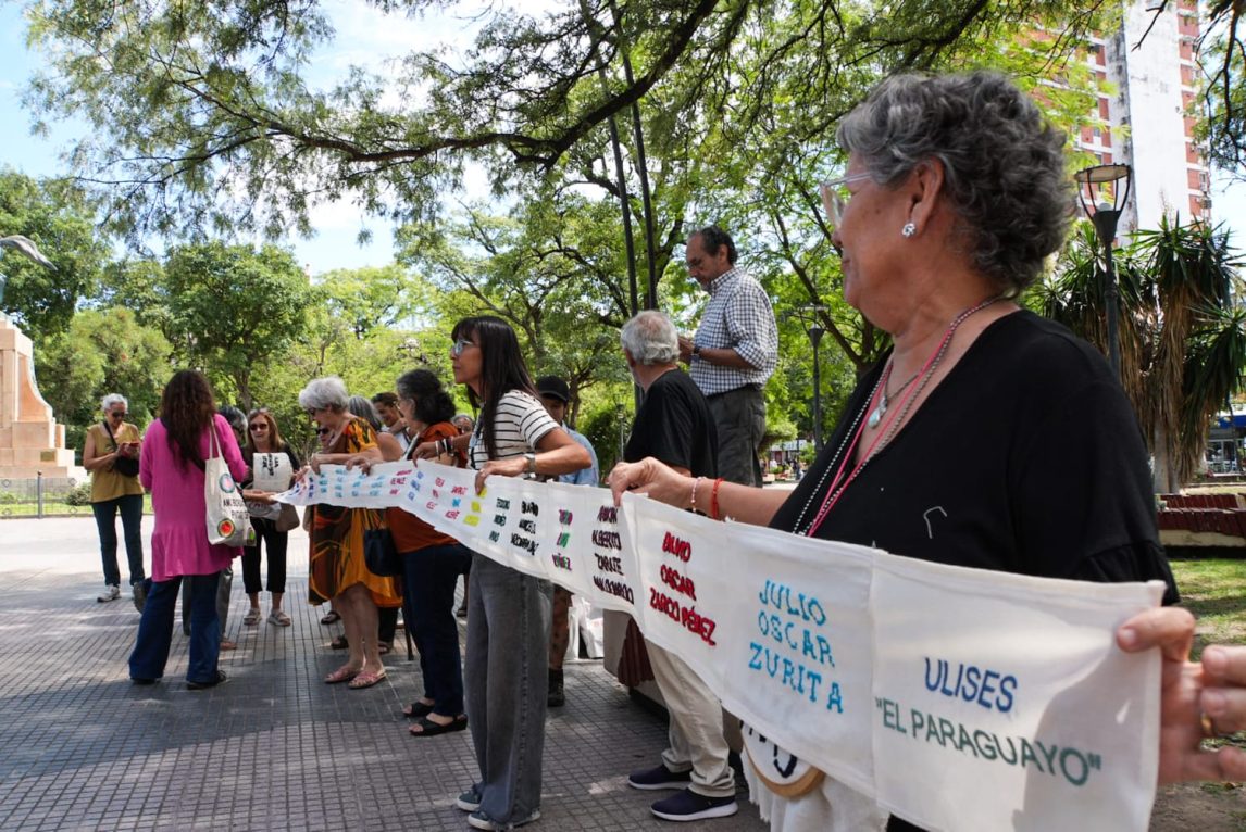 FOTOS. Presentaron un rollo bordado con nombres de desaparecidos santiagueños
