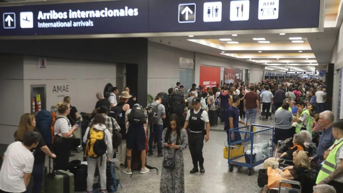 Por un temporal se derrumbó el techo de los bares de Aeroparque