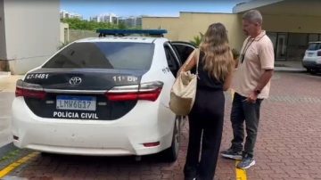 El momento del traslado a prisión de Agostina Páez detenida en Brasil