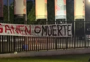 Hinchas atacaron al plantel de Newell’s y dejaron una bandera amenazante