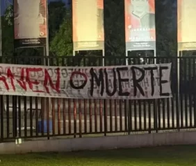 Hinchas atacaron al plantel de Newell’s y dejaron una bandera amenazante