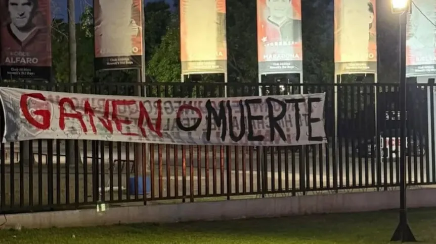 Hinchas atacaron al plantel de Newell’s y dejaron una bandera amenazante