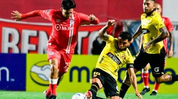 Barcelona (E) sorprendió en La Paternal y eliminó a Argentinos por penales