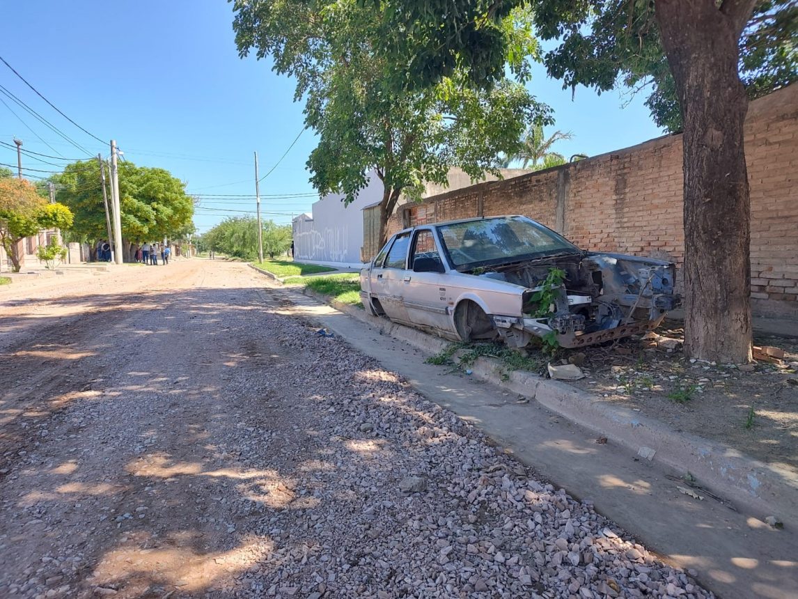 Inician un operativo municipal para levantar vehículos abandonados en la vía pública