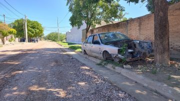 Inician un operativo municipal para levantar vehículos abandonados en la vía pública