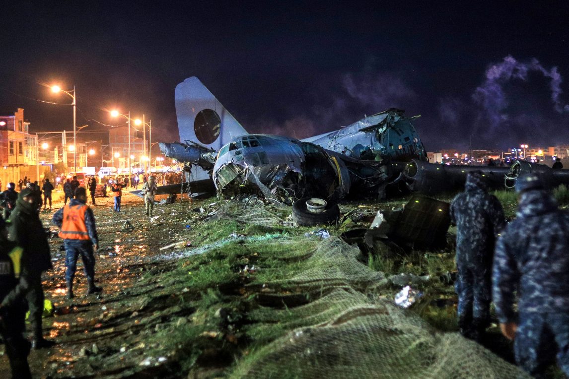 Bolivia: al menos 15 personas murieron en un accidentado aterrizaje de un avión de la Armada