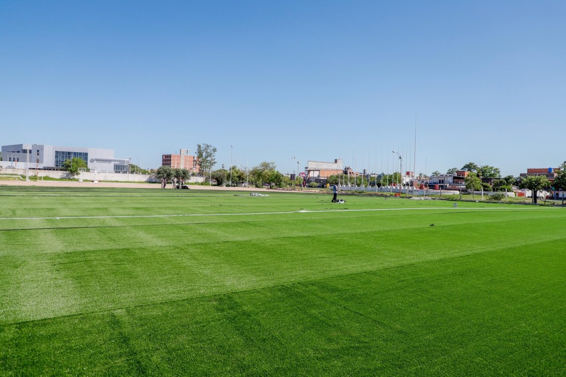 Una belleza: así está quedando la nueva cancha de césped sintético de Las Termas