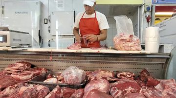 Un trabajador de EEUU puede comprar 35 kilos más de bife de chorizo que un argentino