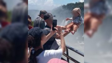 Indignación por una escena de riesgo con un bebé en Cataratas del Iguazú