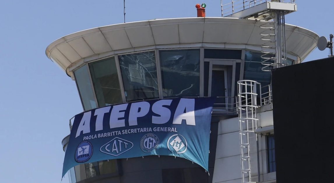 Vuelos afectados: controladores aéreos retoman los paros en el final de las vacaciones