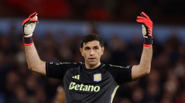 Con Dibu Martínez como figura, Aston Villa derrotó a Brighton en Villa Park