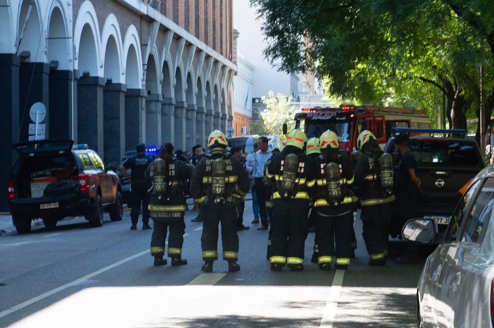 Un paquete bomba explotó en la Escuela Superior de Gendarmería y hay cuatro agentes heridos