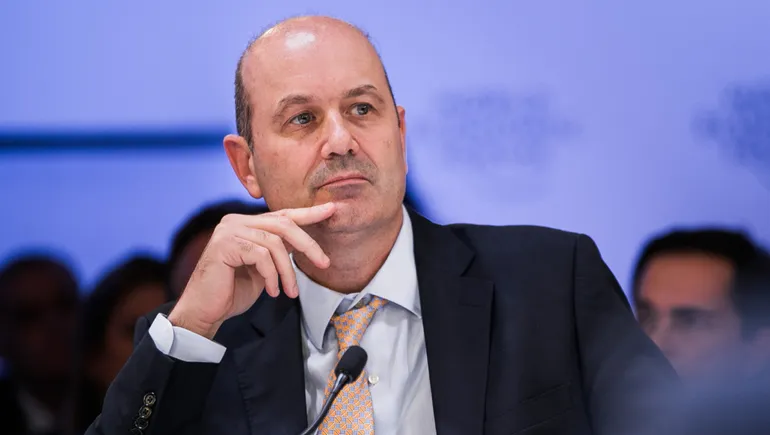 Mientras el Gobierno impulsa “alquiler cero” Sturzenegger formaliza contrato millonario por oficinas en Diagonal Norte