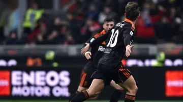 Nico Paz aprovechó el error en la salida y marcó ante Milan por la Serie A