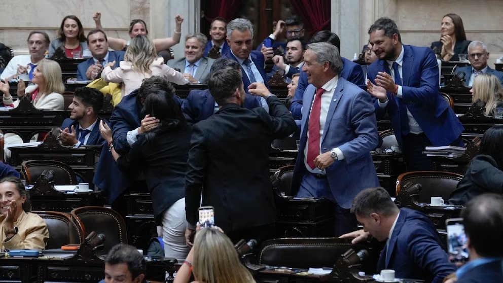 El oficialismo logró aprobar la reforma laboral en Diputados tras una sesión marcada por tensiones y cuestionamientos