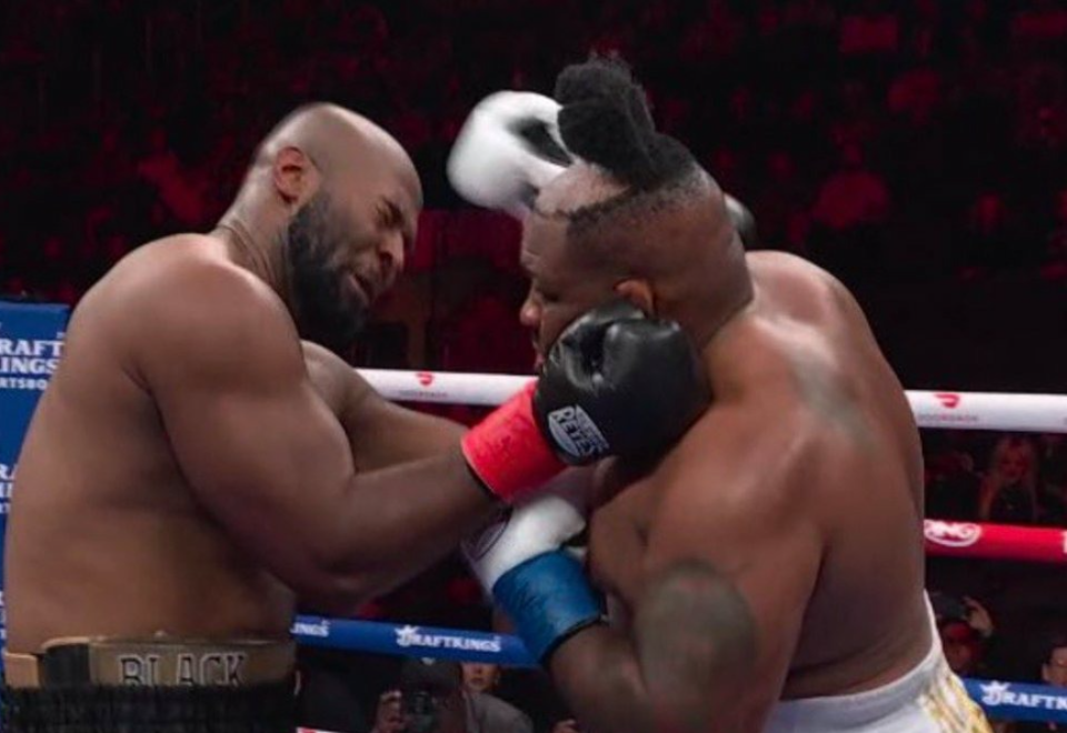 Video: le voló la peluca a un boxeador en plena pelea y la tiró al público