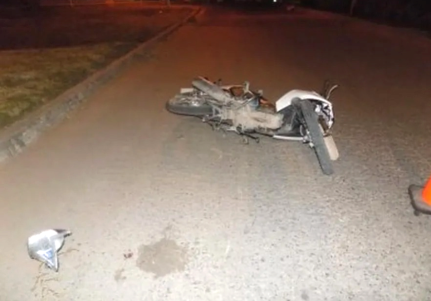 Menor de 15 años a bordo de una moto rozó un colectivo e impactó contra un poste de luz