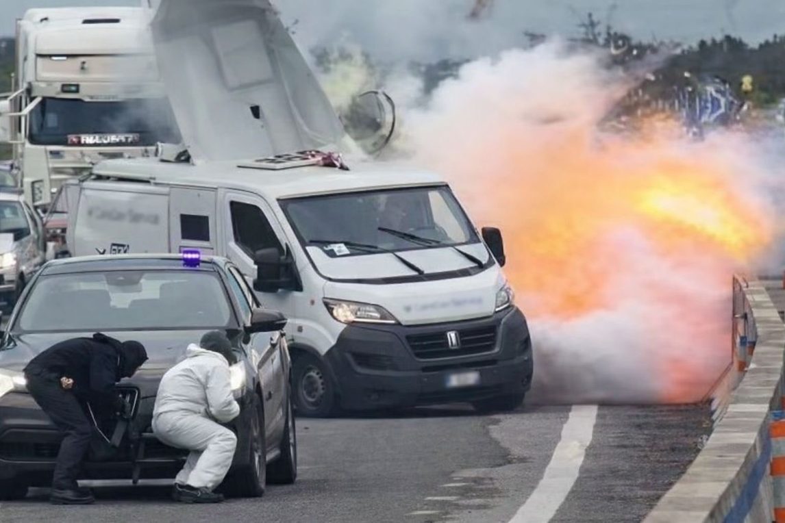 Asalto comando de película en Italia: simularon un control policial y volaron un camión blindado