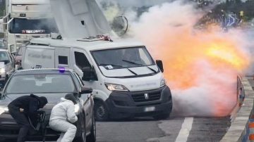 Asalto comando de película en Italia: simularon un control policial y volaron un camión blindado