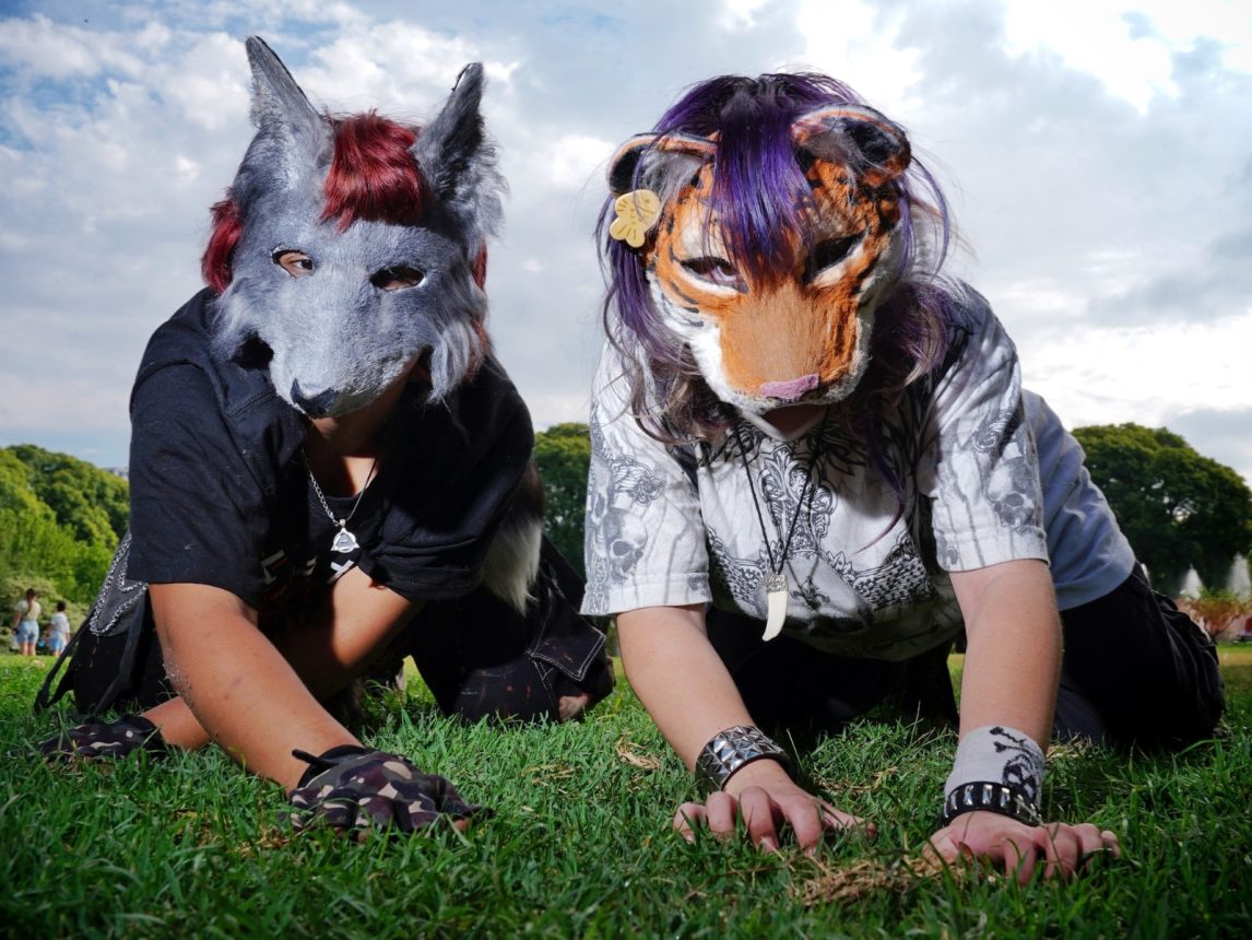 Una mujer denunció que un joven “therian” le mordió la pierna a su hija