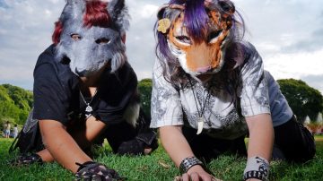 Una mujer denunció que un joven “therian” le mordió la pierna a su hija