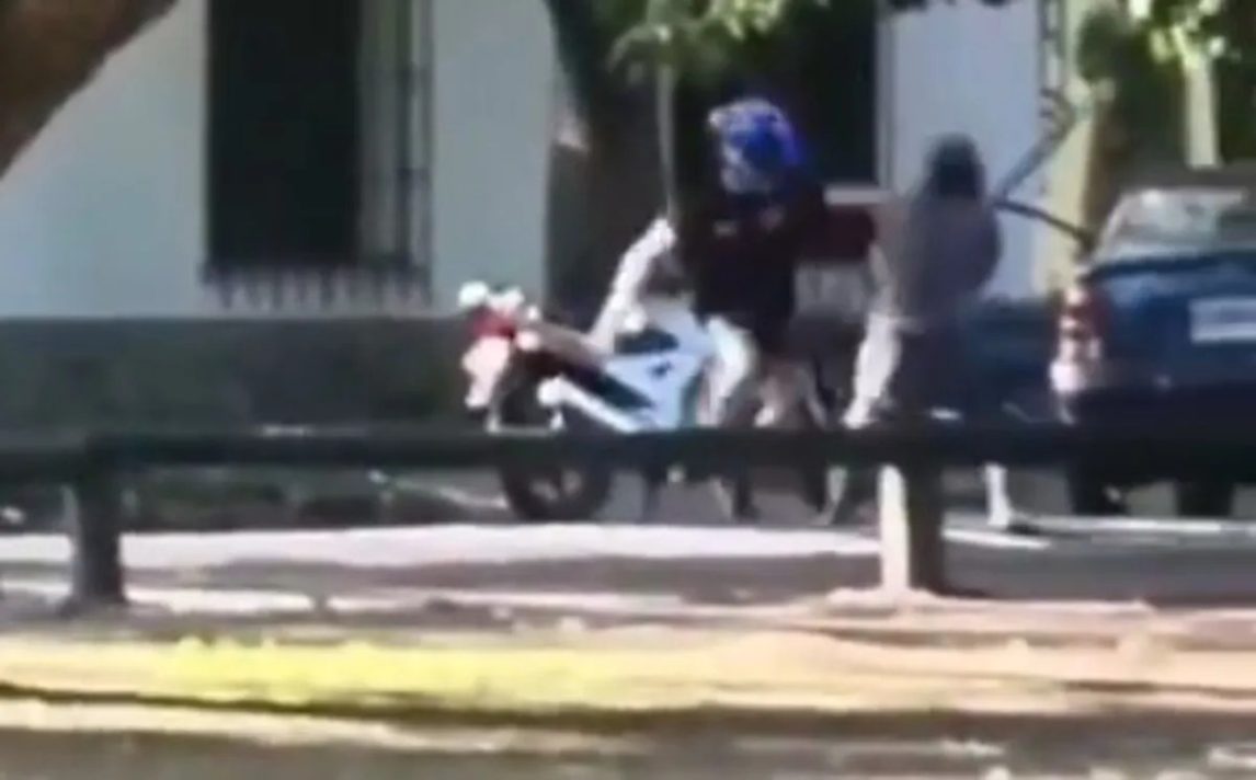 Relatos salvajes en Berazategui: un motociclista mató a golpes a un automovilista tras una discusión de tránsito