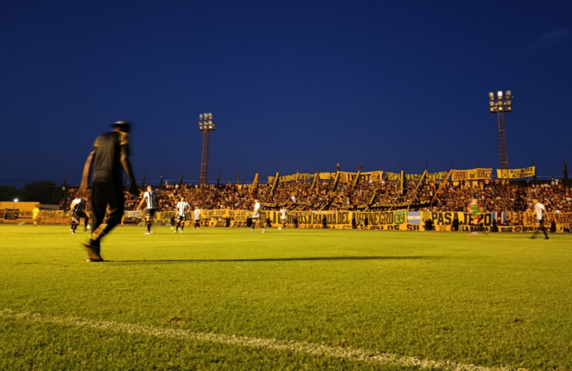 Una noche complicada en el 8 de Abril: se suspendió Mitre-Estudiantes de Caseros por problemas de iluminación