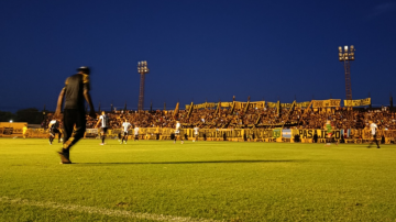 Una noche complicada en el 8 de Abril: se suspendió Mitre-Estudiantes de Caseros por problemas de iluminación